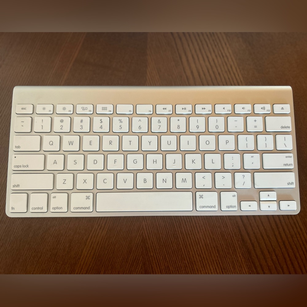 APPLE WIRELESS KEYBOARD